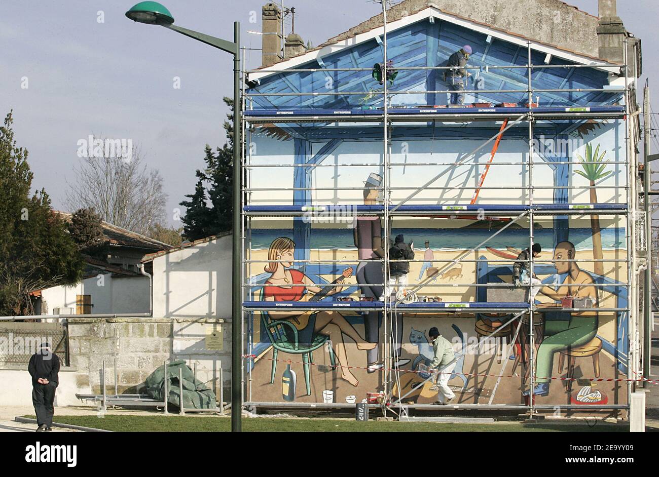 Una vista di Angouleme, Francia occidentale, il 29 gennaio 2005. La città ospita la 32° edizione del famoso Festival Internazionale dei fumetti (Festival Internazionale de la bande Dessinee) che premia le migliori creazioni dell'anno scorso. Per celebrare in modo permanente questo evento annuale, il comune ha deciso di decorare alcune case con scene di fumetti giganti creati da alcuni dei più famosi fumettisti. Attualmente si possono vedere circa 20 pareti dipinte e anche le targhe di strada sono a forma di ballone. Foto di Patrick Bernard/ABACA. Foto Stock