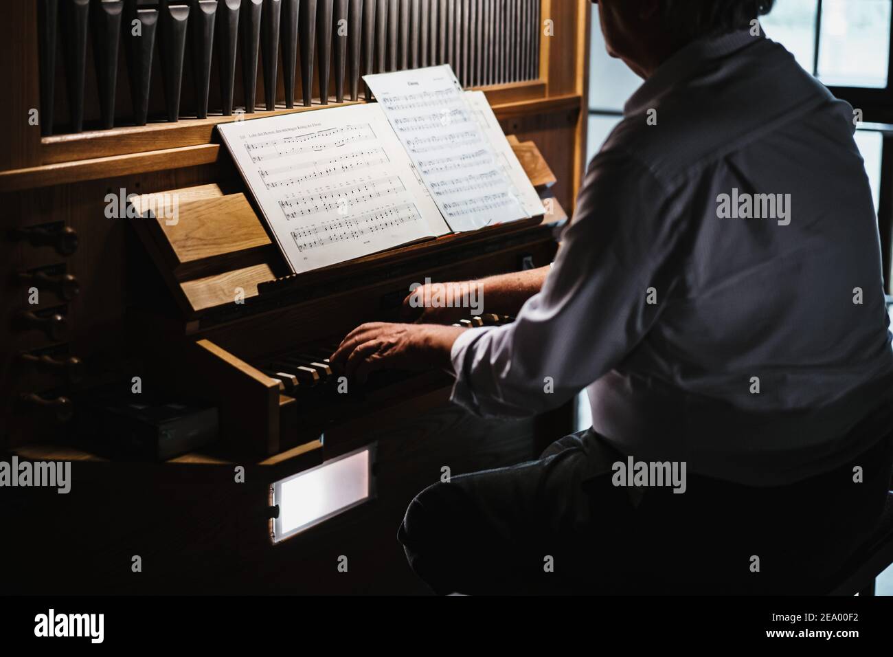 un uomo che suona l'organo in una chiesa Foto Stock