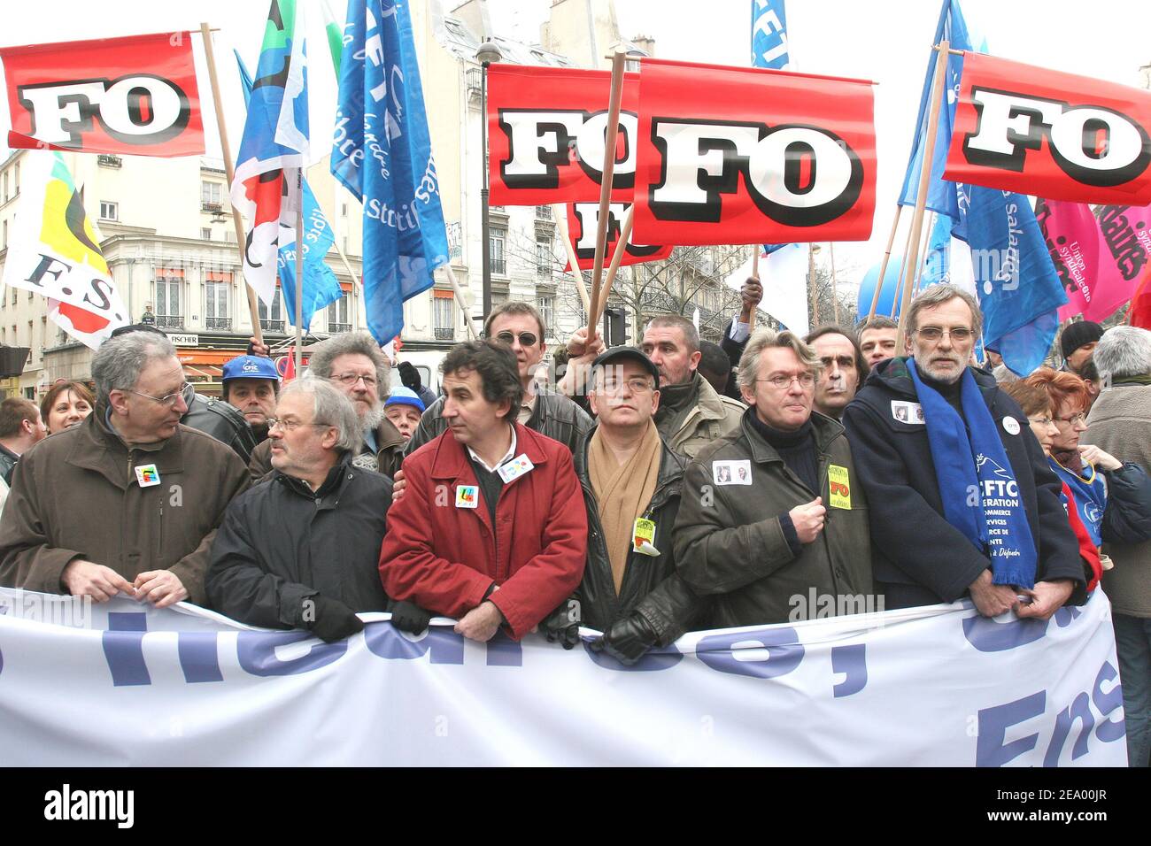 I dimostranti si radunano a Parigi, Francia, il 5 febbraio 2005. I lavoratori francesi nelle città di tutto il paese hanno iniziato oggi a marchigiano per protestare contro un piano in discussione in Parlamento per revocare la settimana lavorativa di 35 ore. Foto di Mousse/ABACA. Foto Stock