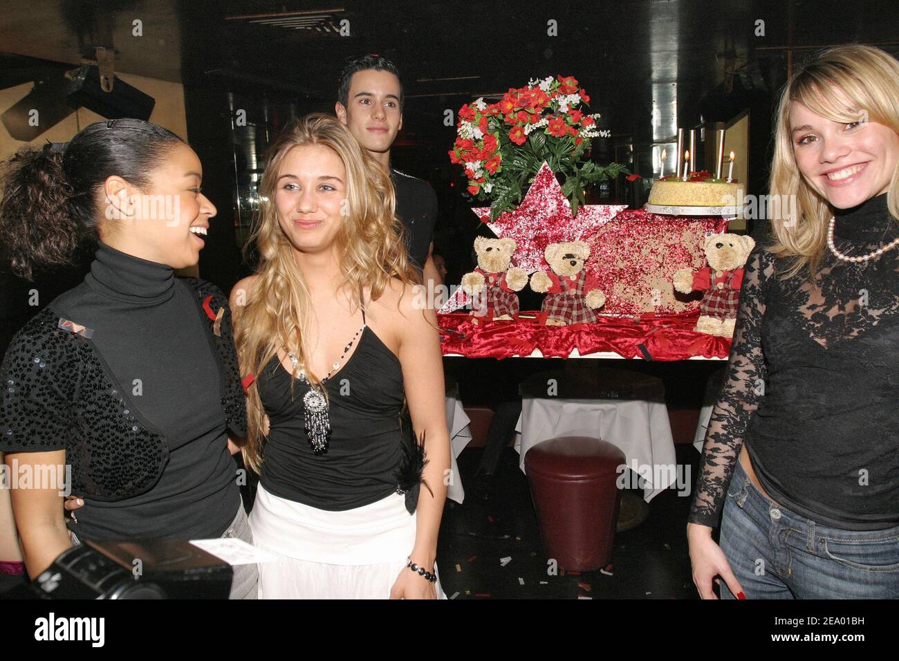 (L-R) cantanti francesi Aurele Konate, Liza Pastor e Joy Esther del musical 'Belles belles belles' posa alla festa di compleanno di Liza a Parigi, Francia, il 9 febbraio 2005. Foto di Benoit Pinguet/ABACA. Foto Stock