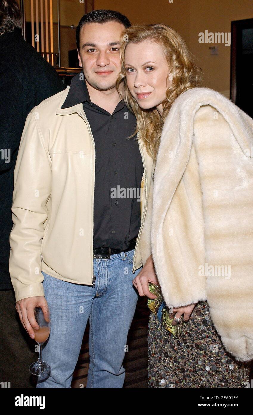 Oksana Baiul e suo marito partecipano alla presentazione della pista Marc Bouwer, parte della settimana della Moda Autunno-Inverno 2005 a New York, mercoledì 9 febbraio 2005. Foto di Nicolas Khayat/ABACA. Foto Stock