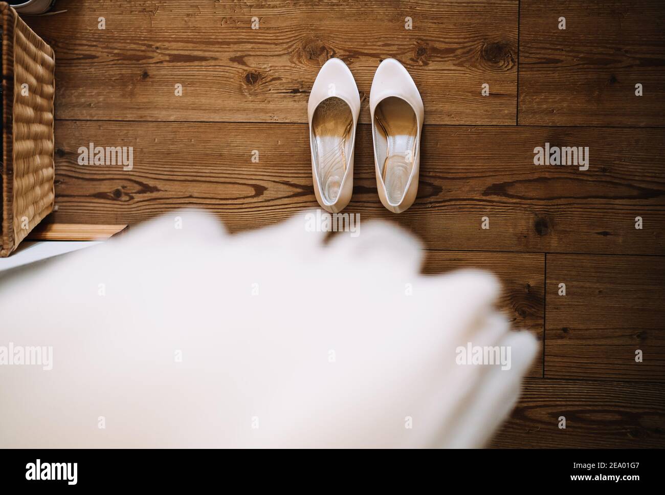 scarpe da sposa sotto il suo vestito Foto Stock