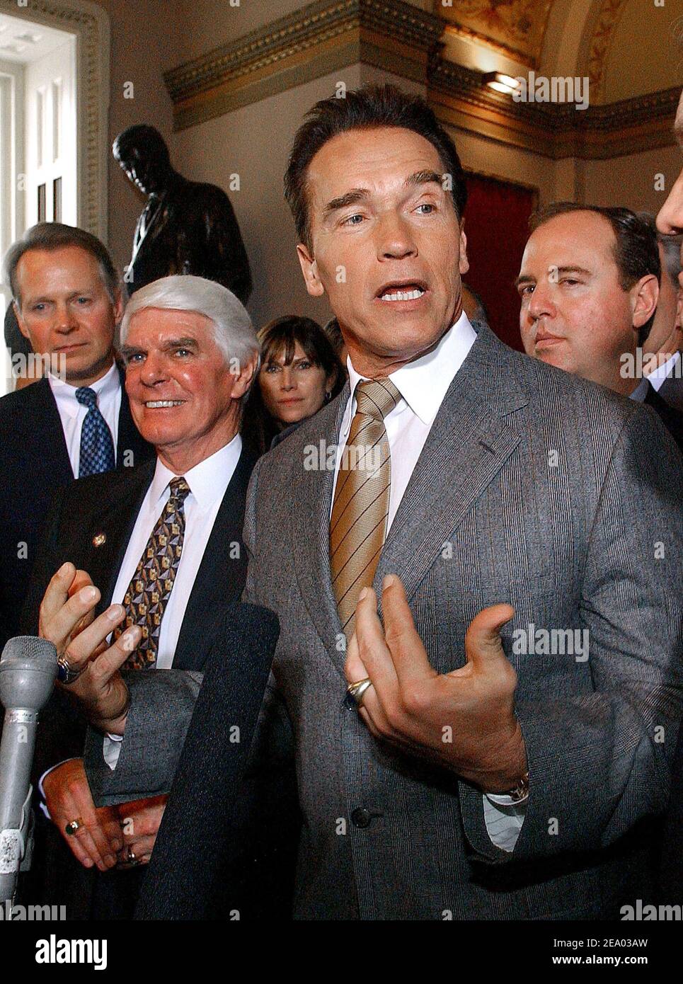 Gov. Arnold Schwarzennegger (R-Calif.) durante la sua visita a Washington giovedì 17 2005 febbraio partecipa a un'opportunità fotografica con i membri repubblicani della delegazione californiana al campidoglio degli Stati Uniti. Foto di Olivier Douliery/ABACA Foto Stock