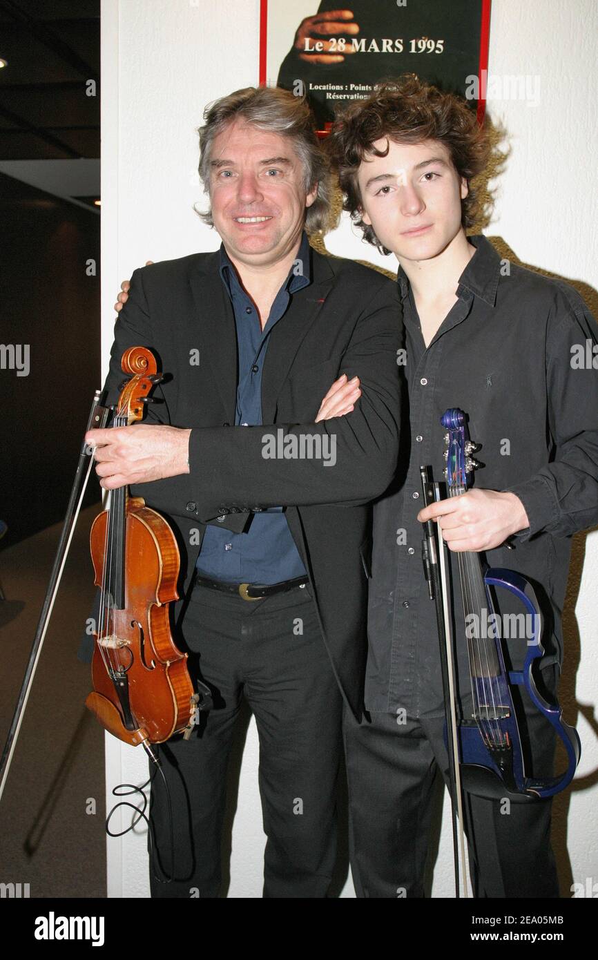 ESCLUSIVO. Il violonista jazz francese Didier Lockwood (L) e il giovane virtuoso del violino Thomas Enhco partecipano alla prima edizione della cerimonia dei Trofei APAJH organizzata dall'Association pour adultes et Jeunes Handicaps (Associazione per adulti e giovani disabili) e tenutasi al Palais des Congres di Parigi, Francia, il 28 febbraio 2005. Foto di Benoit Pinguet/ABACA. Foto Stock