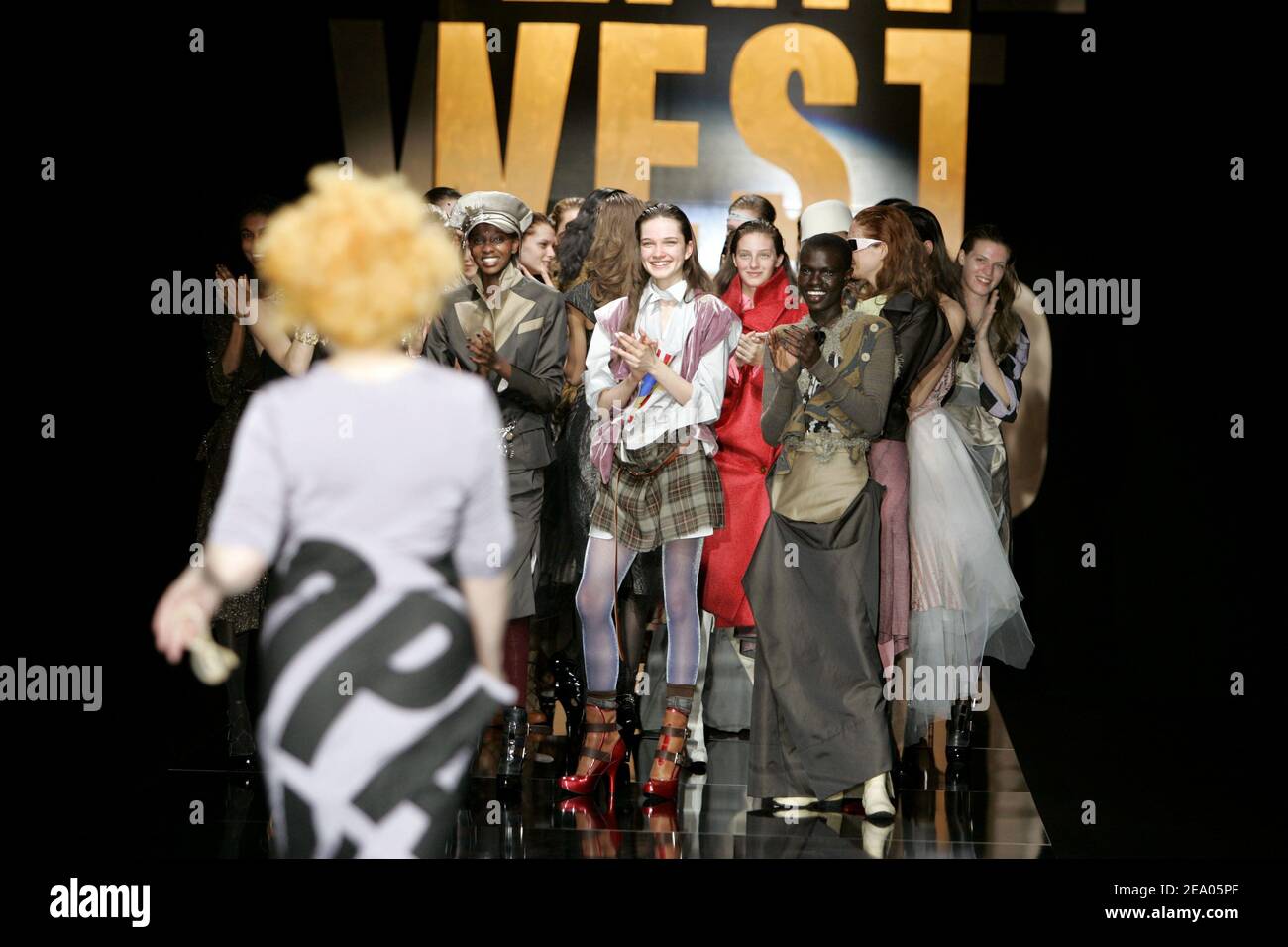 Il designer britannico Vivienne Westwood applaudì ai suoi modelli durante la presentazione della collezione Ready-to-Wear Autunno-Inverno 2005-2006 a Parigi, Francia, il 1 marzo 2005. Foto di Java/ABACA.Ê Foto Stock