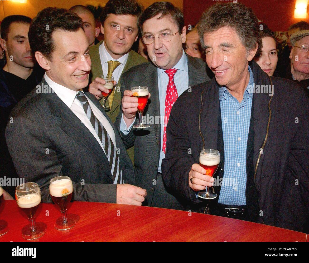 L'UMP francese (Union pour un Mouvement Populaire), presidente del partito di centro-destra Nicolas Sarkozy (L), e l'ex ministro dell'arte francese e leader del Partito socialista Jack Lang (R), bevono un bicchiere di birra durante la visita dell'International Agricultural Show 2005 tenutasi alla Porte de Versailles di Parigi, Francia il 4 marzo 2005. Foto di Giancarlo Gorassini/ABACA. Foto Stock