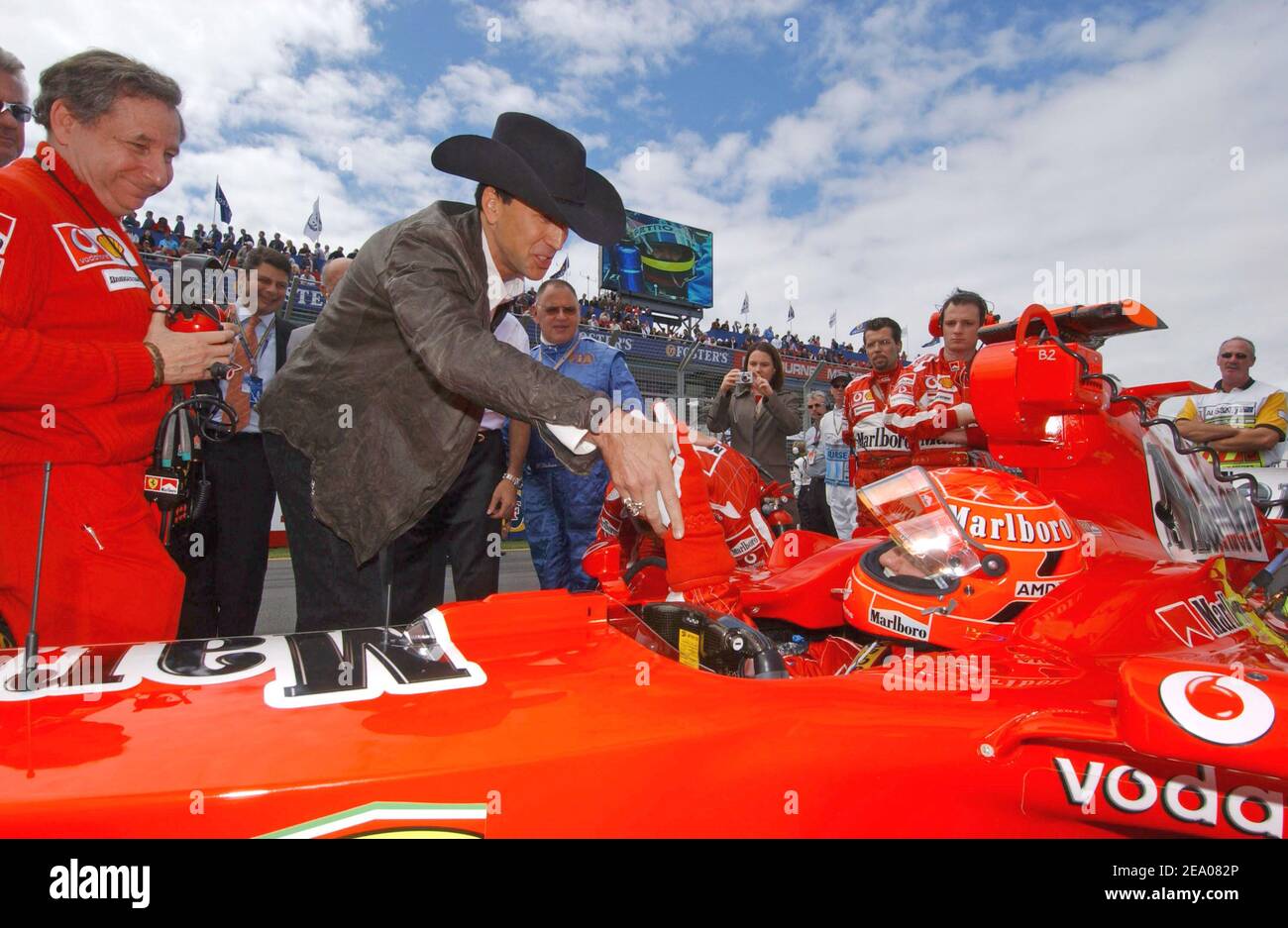 L'attore americano Nicolas Cage stringe la mano con il pilota tedesco Michael Schumacher sulla griglia di partenza del Gran Premio d'Australia a Melbourne, Australia, il 6 marzo 2005. Foto di Thierry Gromik/ABACA Foto Stock