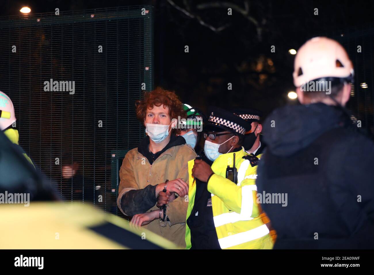 Londra, Regno Unito. 6 febbraio 2021. Lazer, uno dei giovani tunnelers lascia volontariamente il tunnel il giorno dieci del campo di protesta Euston Square HS2 sfratti, Londra, Sabato 6 febbraio 2020 Credit: Denise Laura Baker/Alamy Live News Foto Stock