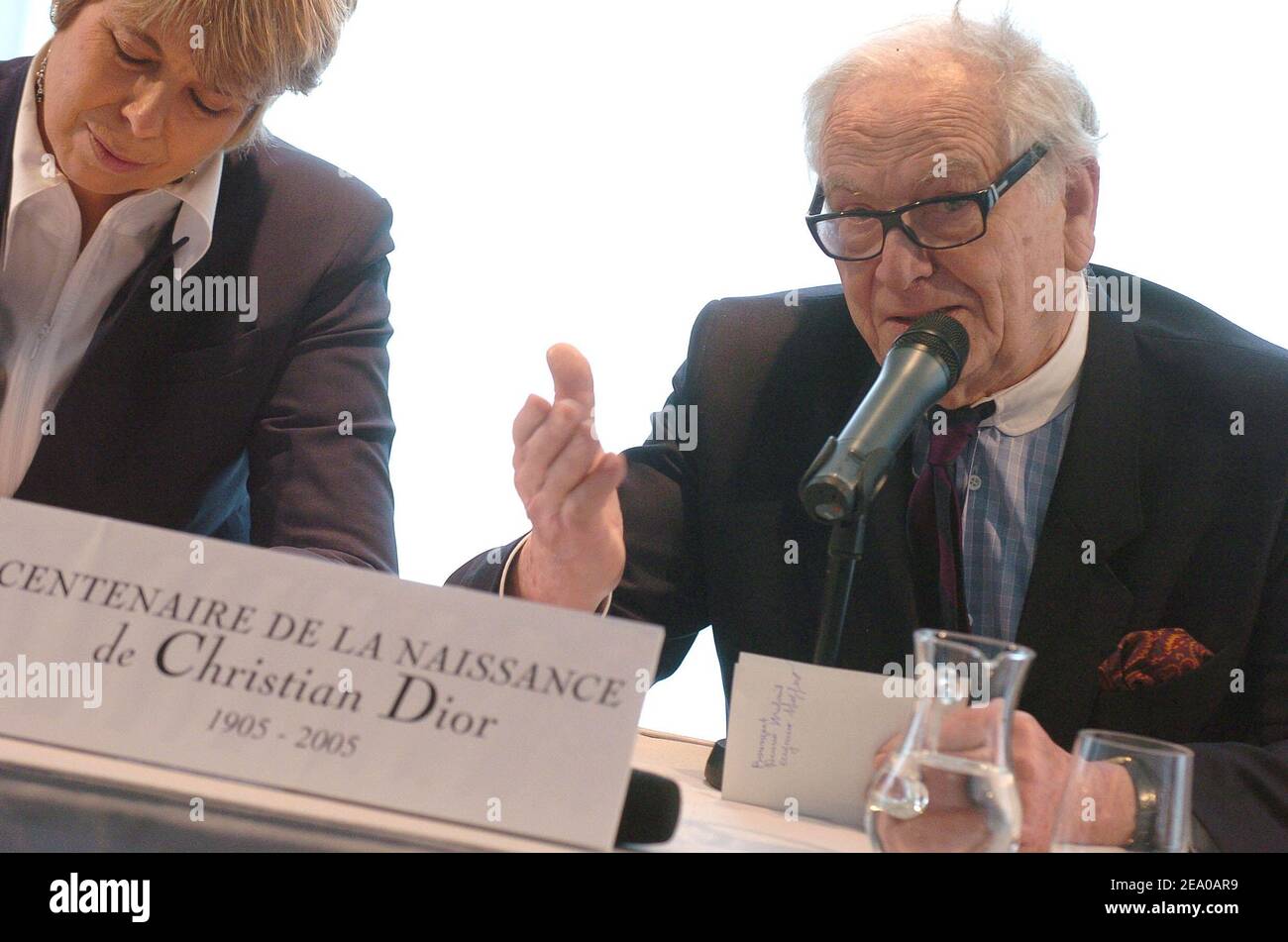 Lo stilista francese Pierre Cardin tiene una conferenza stampa in occasione del centenario di Christian Dior presso la sede della casa di moda Christian Dior a Parigi, in Francia, il 17 marzo 2005. Foto di Bruno Klein/ABACA Foto Stock
