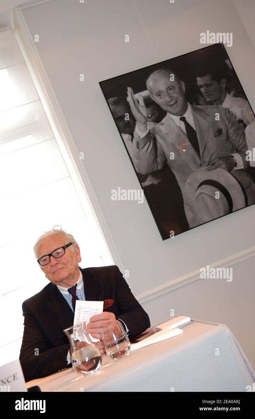Lo stilista francese Pierre Cardin tiene una conferenza stampa in occasione del centenario di Christian Dior presso la sede della casa di moda Christian Dior a Parigi, in Francia, il 17 marzo 2005. Foto di Bruno Klein/ABACA Foto Stock