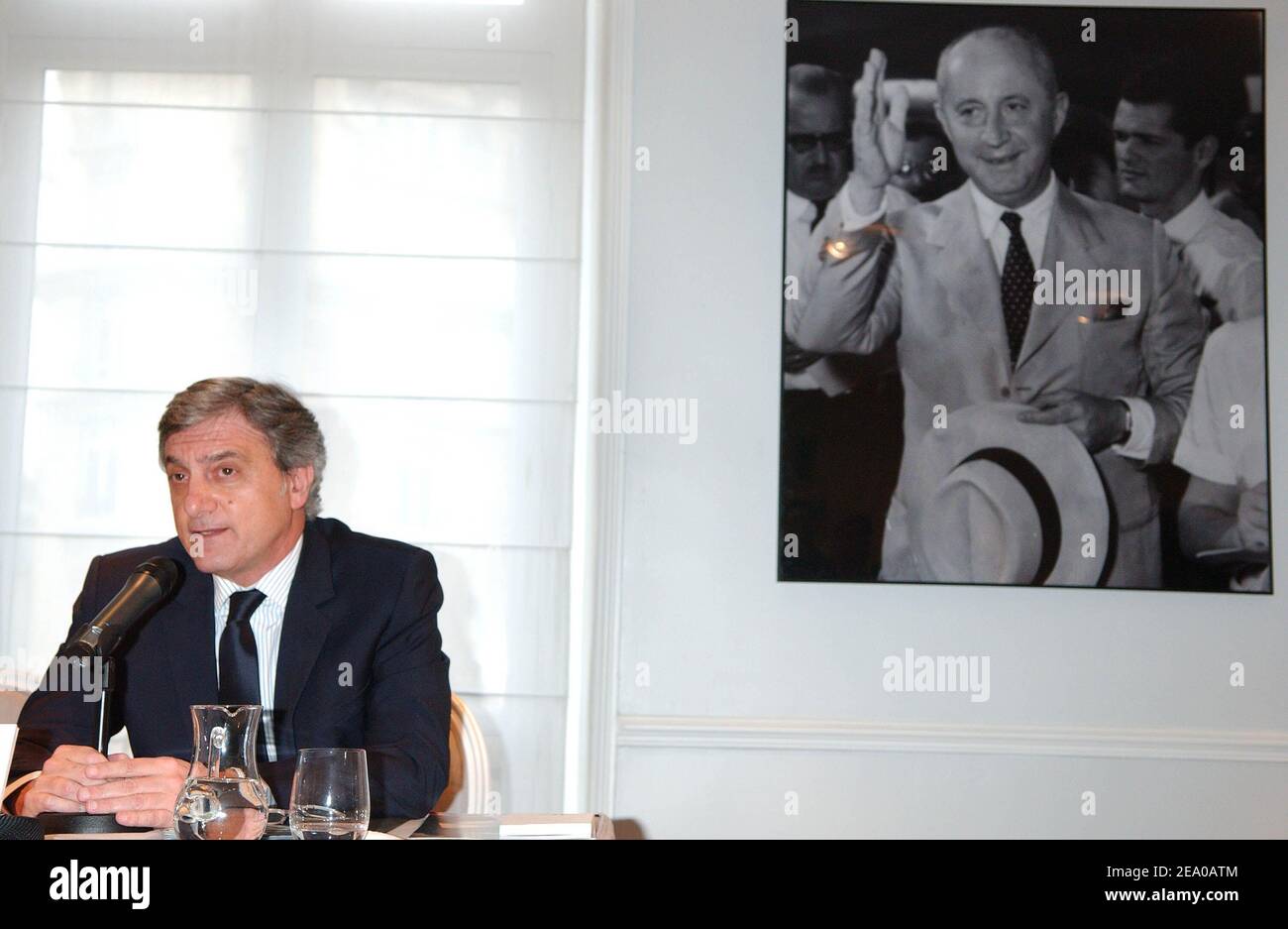 Sidney Toledano, CEO di Dior, tiene una conferenza stampa per il centenario di Christian Dior, che si tiene il 17 marzo 2005 presso la sede della casa di moda Christian Dior a Parigi, in Francia. Foto di Bruno Klein/ABACA Foto Stock