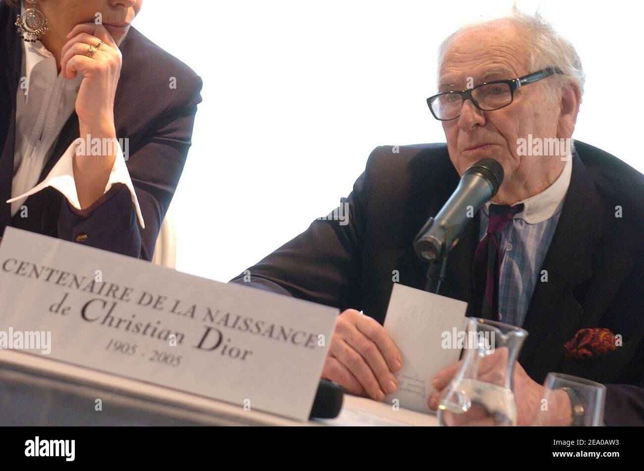 Lo stilista francese Pierre Cardin tiene una conferenza stampa in occasione del centenario di Christian Dior presso la sede della casa di moda Christian Dior a Parigi, in Francia, il 17 marzo 2005. Foto di Bruno Klein/ABACA Foto Stock