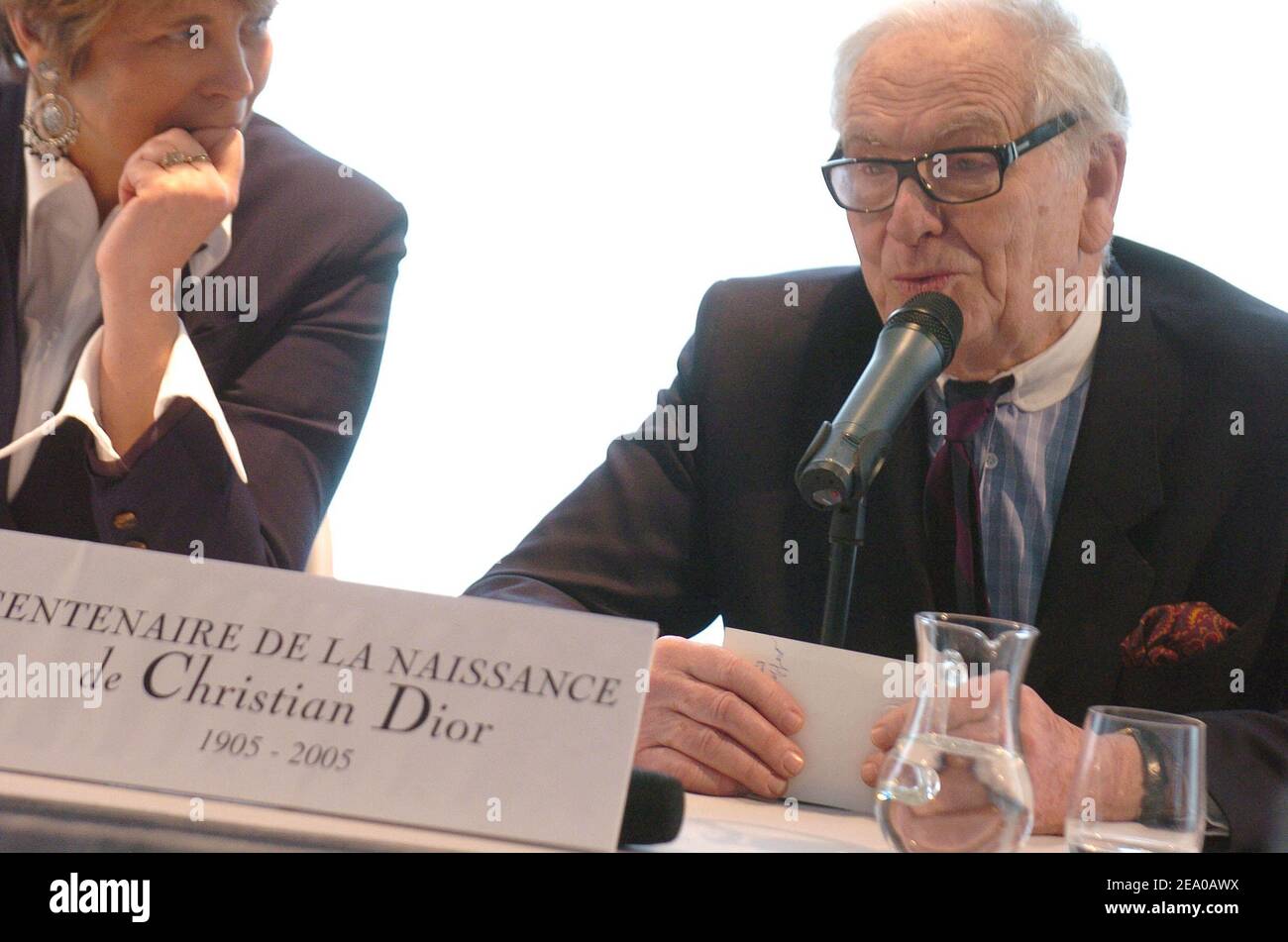Lo stilista francese Pierre Cardin tiene una conferenza stampa in occasione del centenario di Christian Dior presso la sede della casa di moda Christian Dior a Parigi, in Francia, il 17 marzo 2005. Foto di Bruno Klein/ABACA Foto Stock