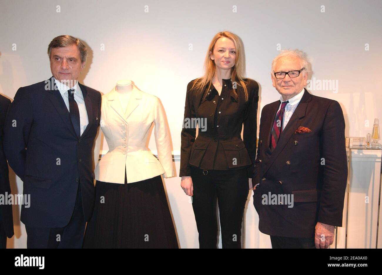 Il fashion designer francese Pierre Cardin (R) e l'amministratore delegato di Dior Sidney Toledano (L) insieme alla figlia di Bernard Arnault Delphine tengono una conferenza stampa per il centenario di Christian Dior, che si tiene presso la sede della casa di moda di Christian Dior a Parigi, in Francia, il 17 marzo 2005. Foto di Bruno Klein/ABACA Foto Stock