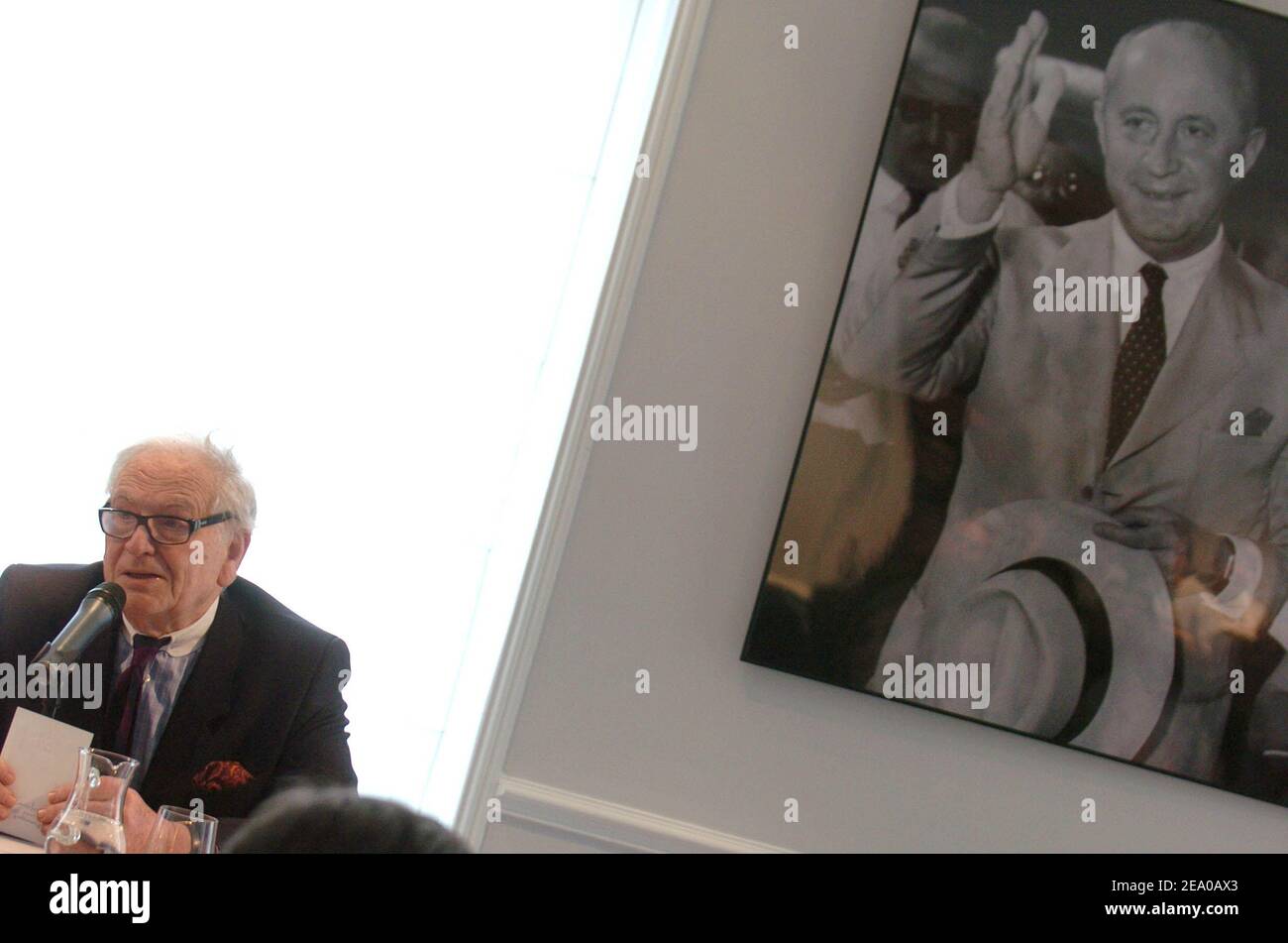 Lo stilista francese Pierre Cardin tiene una conferenza stampa in occasione del centenario di Christian Dior presso la sede della casa di moda Christian Dior a Parigi, in Francia, il 17 marzo 2005. Foto di Bruno Klein/ABACA Foto Stock