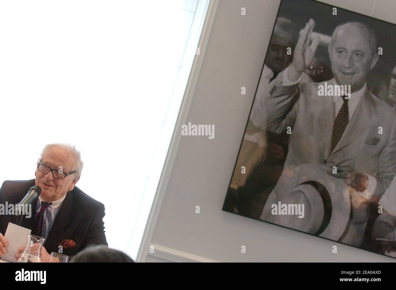Lo stilista francese Pierre Cardin tiene una conferenza stampa in occasione del centenario di Christian Dior presso la sede della casa di moda Christian Dior a Parigi, in Francia, il 17 marzo 2005. Foto di Bruno Klein/ABACA Foto Stock