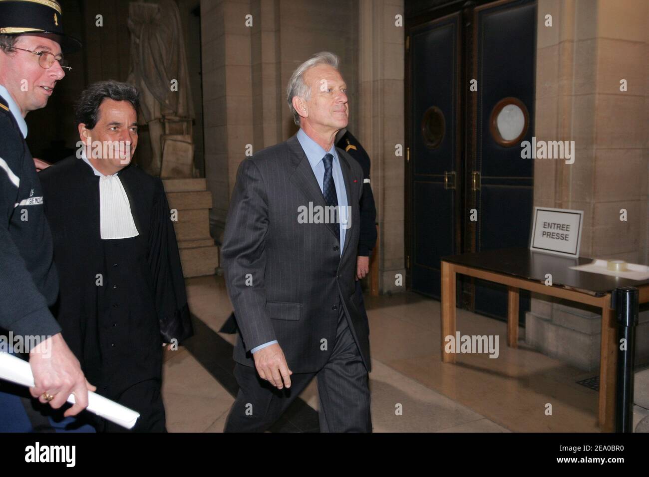 Michel Roussin, ex direttore del gabinetto di Jacques Chirac al Paris City Halls e il suo avvocato arrivano al tribunale in un caso di corruzione che esamina le accuse secondo cui i contrattempi sono stati pagati per i contratti di lavori pubblici per finanziare i partiti politici, a Parigi, in Francia, il 21 marzo 2005. Un totale di 47 persone sono state chiamate al molo, tra cui quattro ex ministri, accusati di aver partecipato al programma che ha visto più di 70 milioni di euro (93 milioni di dollari) presumibilmente pagati dalle imprese edili al fine di garantire le offerte per rinnovare le scuole secondarie intorno alla capitale. Foto di Mousse/ABACA Foto Stock