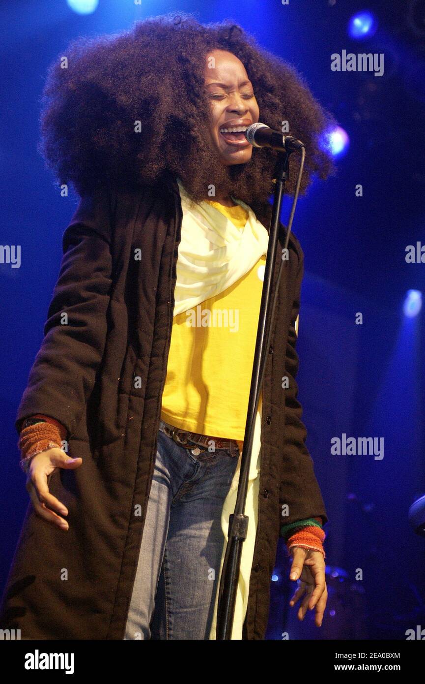 'Erykah Badu si esibisce come parte di South by Southwest ''SxSw'' presso la Austin Music Hall di Austin, Texas, il 19 marzo 2005. (Nella foto: Kaiser Chiefs, Ricky Wilson, Simon Rix) Foto di: Tim Mosenfelder/ABAKa' Foto Stock