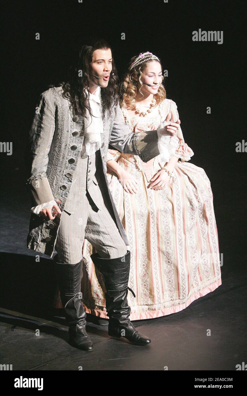 Anne Laure Girbal (Marie Mancini) et Emmanuel Moire (Louis XIV) si esibiscono durante lo spettacolo caso del nuovo musical francese "le Roi Soleil" diretto da Kamel Ouali e prodotto da dove Attia al teatro du Chatelet di Parigi, Francia, il 22 marzo 2005. Foto di Laurent Zabulon/ABACA. Foto Stock