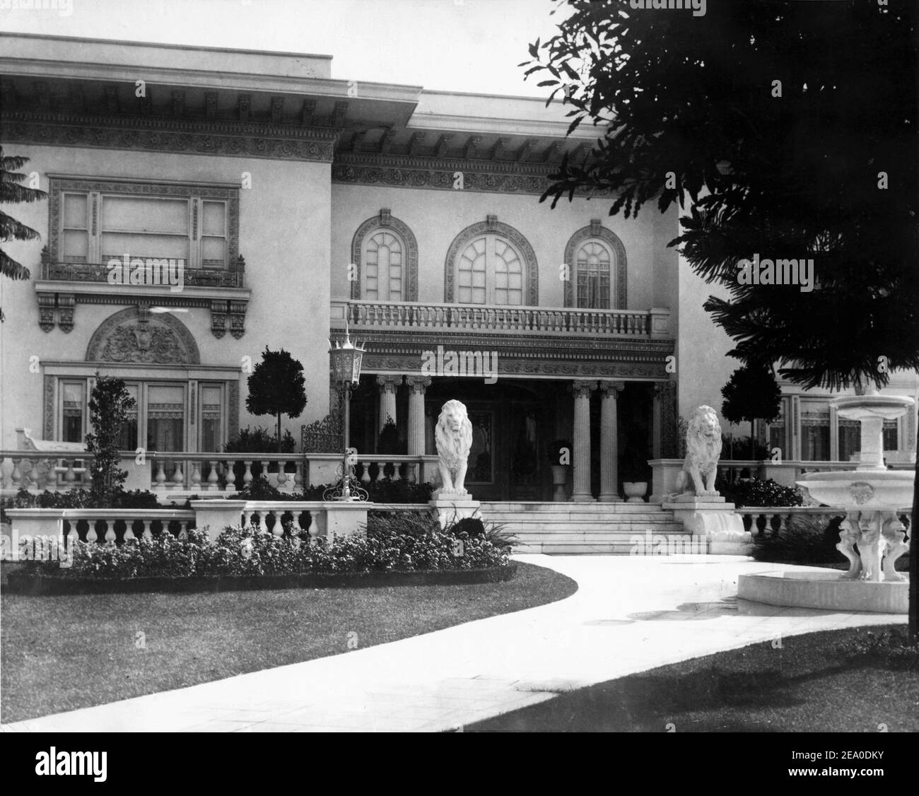 Ingresso principale al PICKFAIR, la leggendaria casa di Hollywood DI DOUGLAS FAIRBANKS Sr e MARY PICKFORD una tenuta di 15 acri in Beverly Hills Los Angeles foto circa fine anni '30 Foto Stock