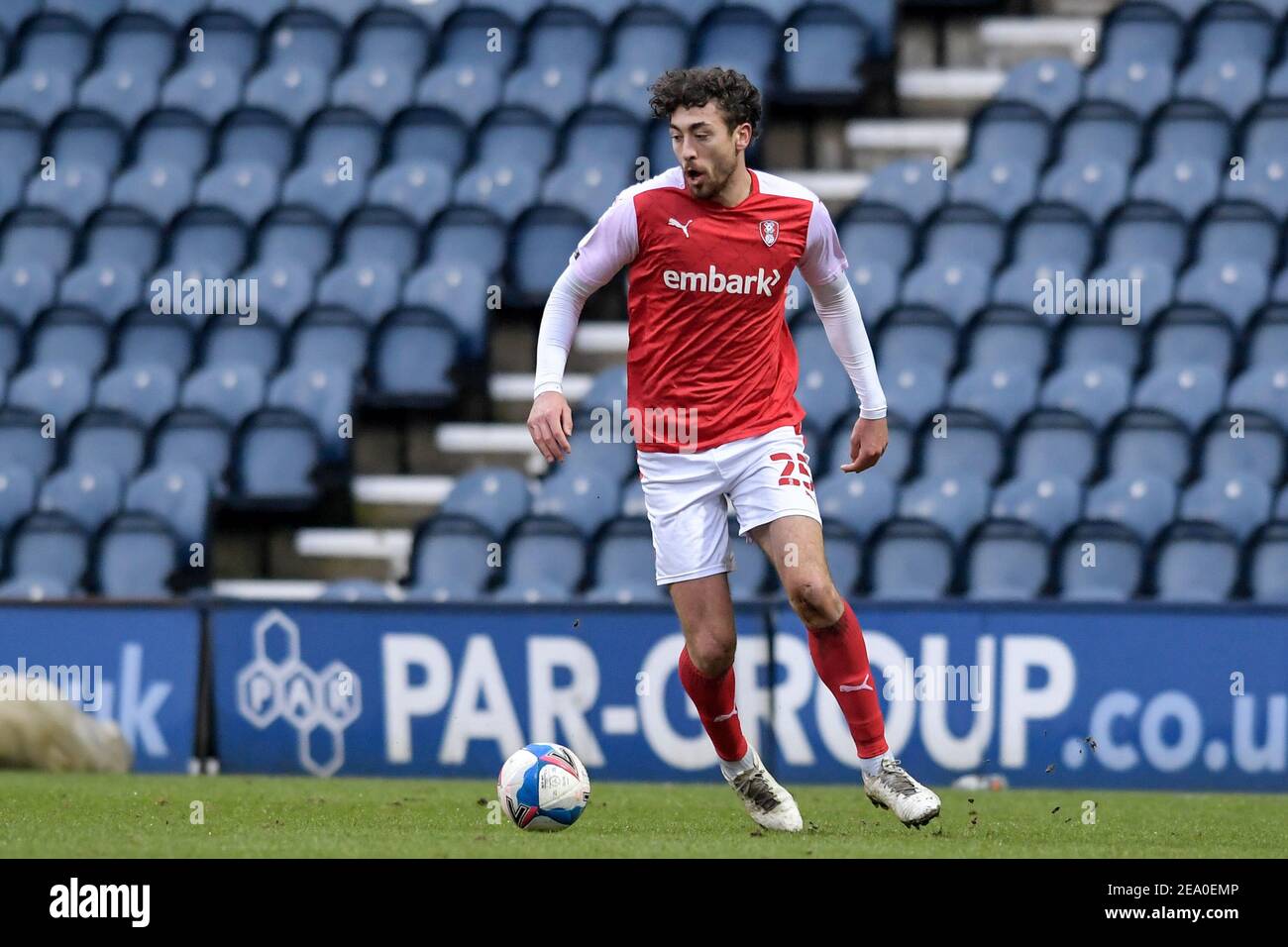 Preston, Regno Unito. 06 febbraio 2021. Matt Crooks n. 25 di Rotherham si è Unito con la palla a Preston, Regno Unito il 2/6/2021. (Foto di Simon Whitehead/News Images/Sipa USA) Credit: Sipa USA/Alamy Live News Foto Stock