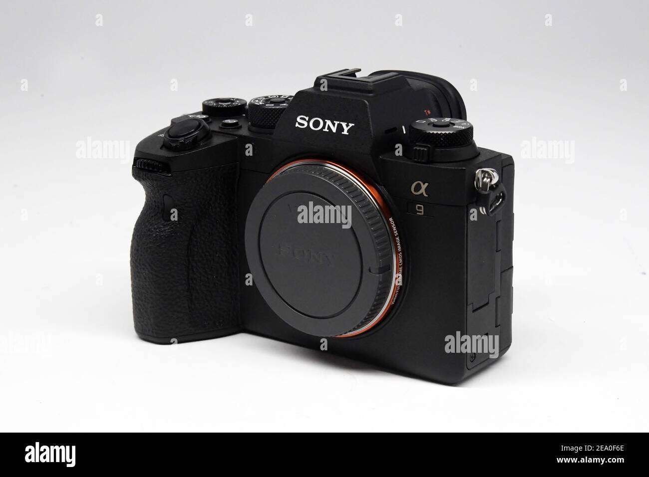 Vista dettagliata del corpo della fotocamera Sony Alpha a9 II 24,2 MP con obiettivo intercambiabile Mirrorless. Foto Stock