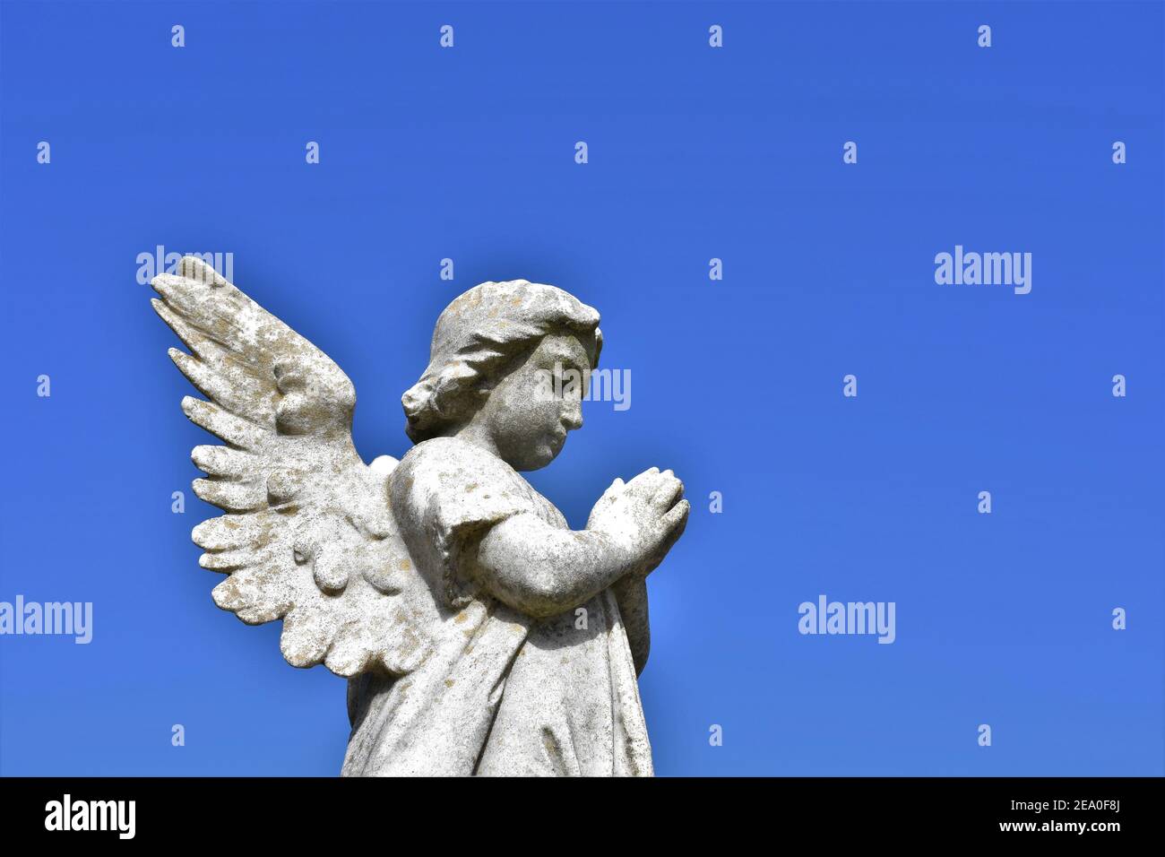 Statue di angeli in un cimitero pubblico cattolico californiano con cielo aperto che è chiaro, da sepolture pre-guerra mondiale 2 per le famiglie locali e copia Foto Stock