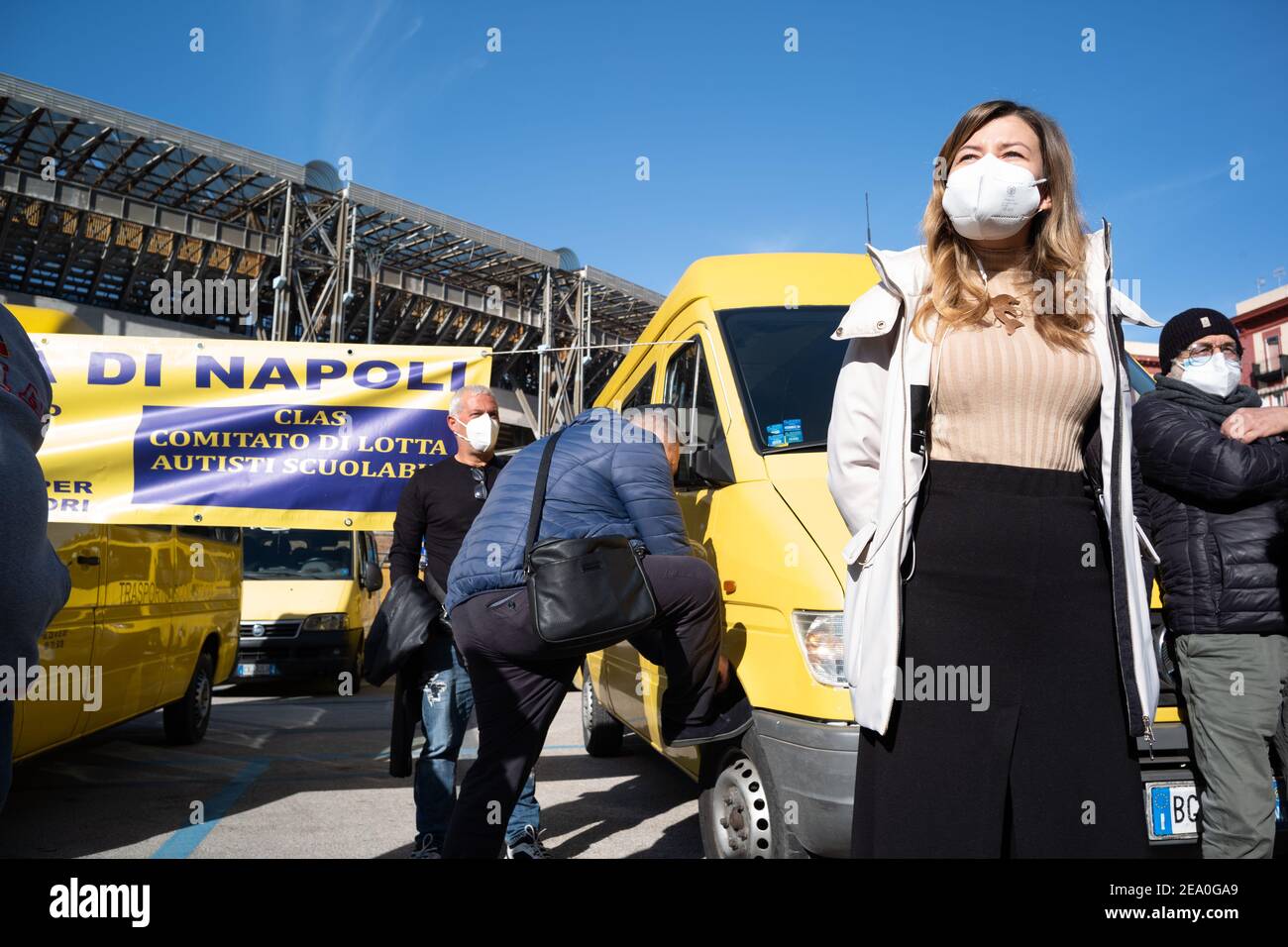 Napoli, Italia. 06 febbraio 2021. La flotta napoletana di autobus scolastici sta protestando contro lo Stato e la Regione Campania a causa delle restrizioni al piano anti-civid19 e della mancanza di reseters assegnati. (Foto di Vincenzo Noletto/Pacific Press) Credit: Pacific Press Media Production Corp./Alamy Live News Foto Stock