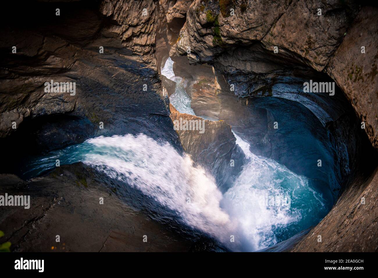 Acqua fluente di una cascata all'interno di una montagna Foto Stock