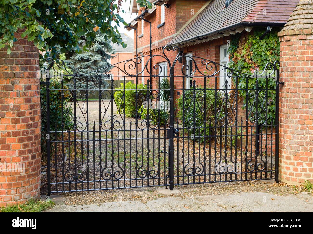 Porte di sicurezza in ferro per una casa o una casa di lusso in Inghilterra, Regno Unito Foto Stock