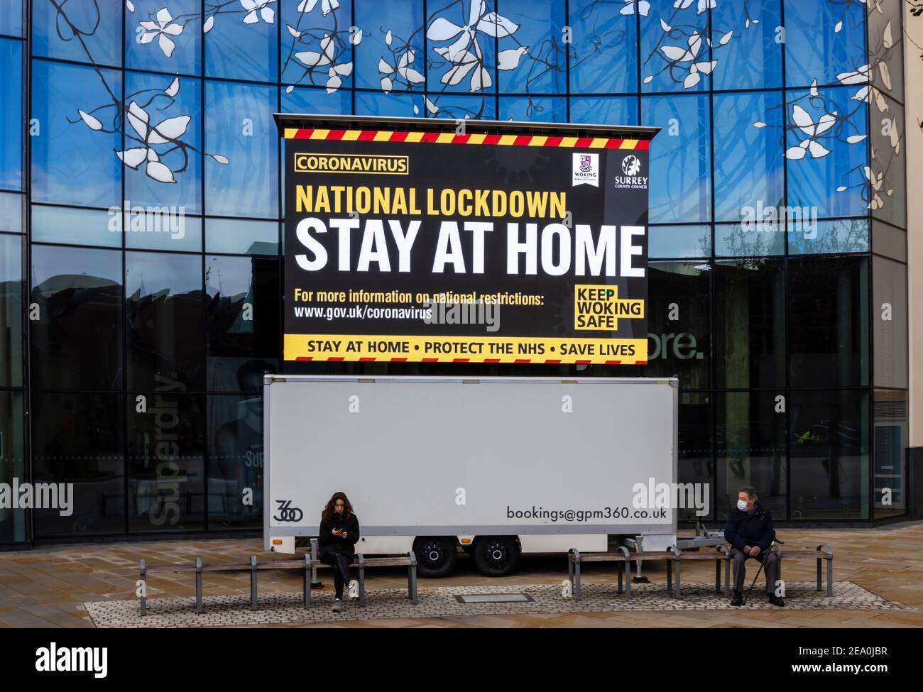 Cartello illuminato con messaggi di blocco COVID-19 in Jubilee Square, nel centro di Woking, Surrey, nel sud-est dell'Inghilterra Foto Stock