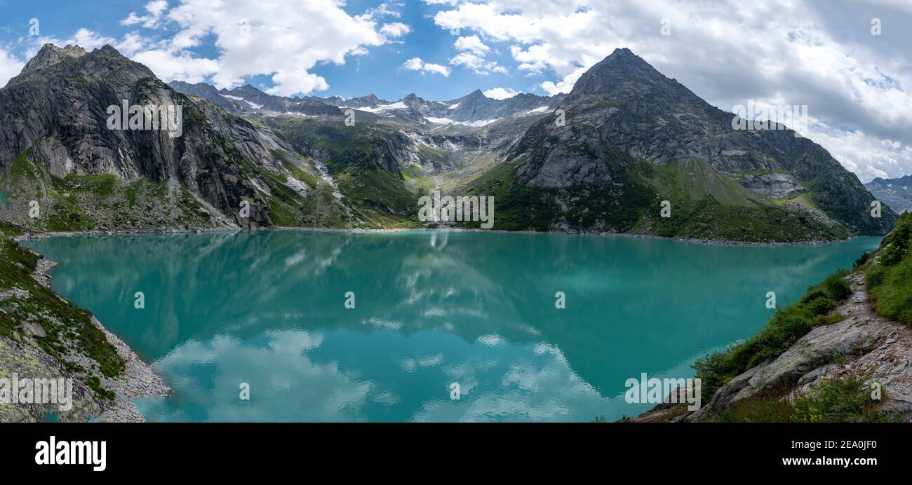 Bellissimo lago di montagna Gelmersee a Berna Svizzera Foto Stock