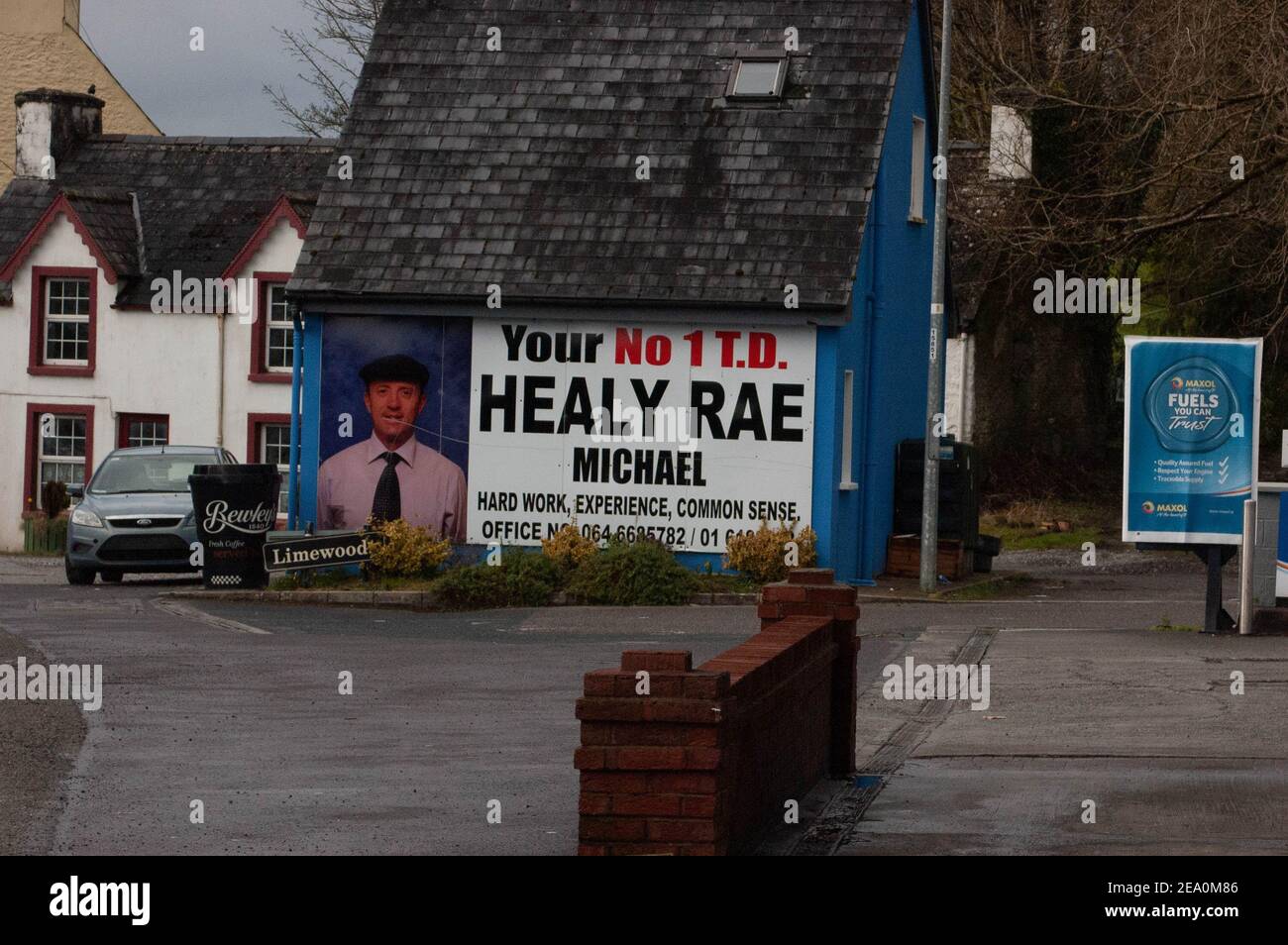 Kilgarvan, Co. Kerry, Irlanda. 6 febbraio 2021. Kerry Council sta cercando un ordine per rimuovere i segni eretti da Kerry TDS Michael e Danny Healy Rae. I segni, sopra il portico del bar di Danny, una volta di proprietà del suo defunto Padre Jackie, e un altro su un edificio accanto alla stazione di servizio di suo fratello Michael a Kilgarvan, sono, secondo il Consiglio della Contea di Kerry, in violazione della sezione 160 del Planning and Development Act 2000. I fratelli non hanno commentato il caso. Credit Evan Doak/Alamy Live News Foto Stock