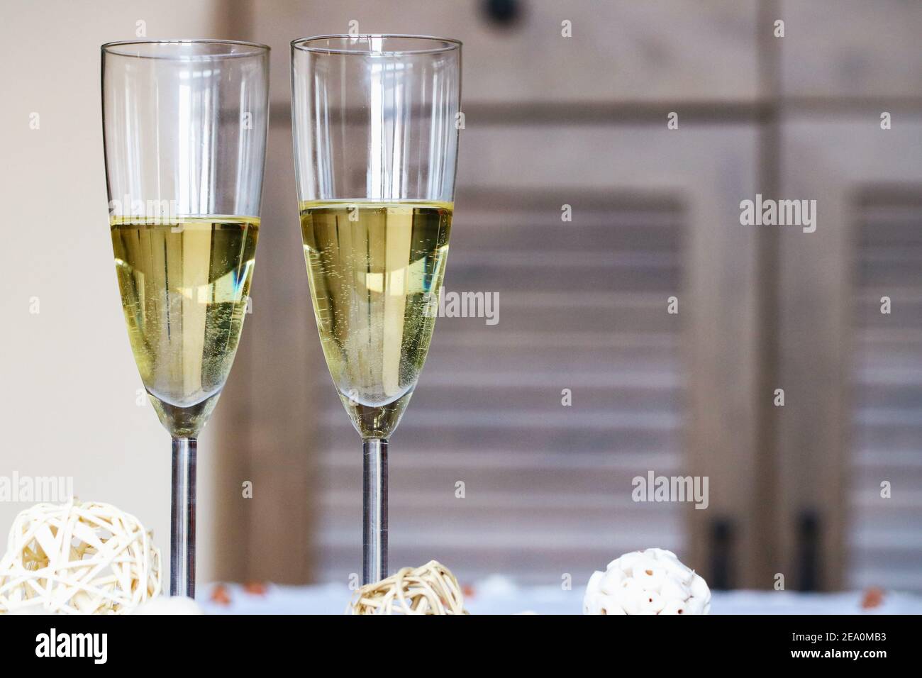 Due bicchieri di vino bianco per una celebrazione Foto Stock