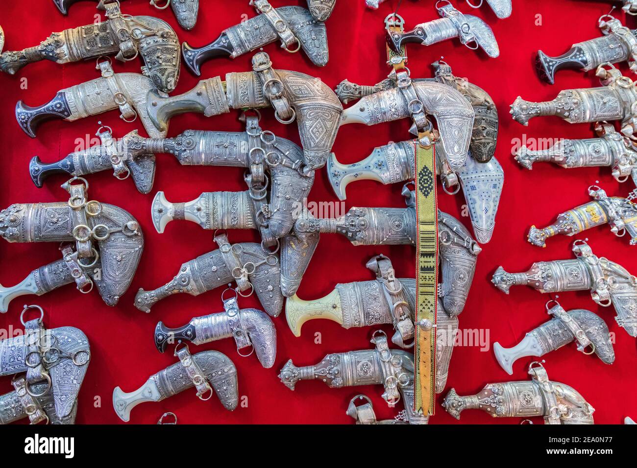 Medio Oriente, Penisola arabica, Oman, ad Dakhiliyah, Nizwa. I coltelli da collezione sono in vendita nel souk di Nizwa, Oman. Foto Stock