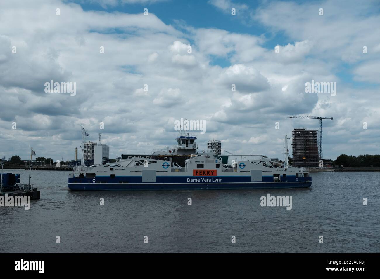 LONDRA - 24 LUGLIO 2020: Traversata in traghetto di Dame vera Lynn Woolwich dal molo di Woolwich. Foto Stock