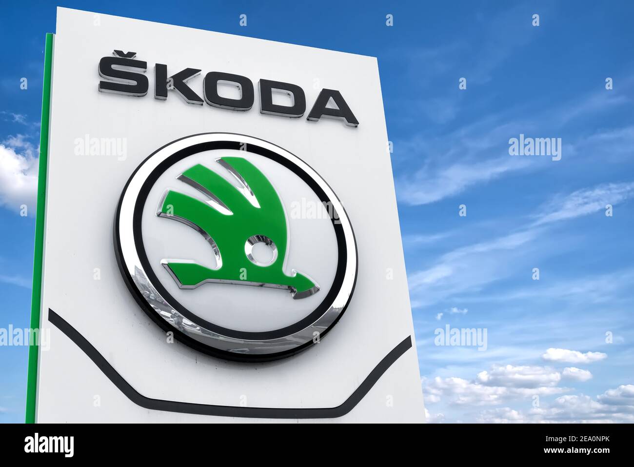 Coblenza, Germania, 01.31.2021: Insegna della concessionaria Skoda davanti allo showroom. Skoda è un'azienda produttrice di automobili ceca e controllata al 100% da Foto Stock