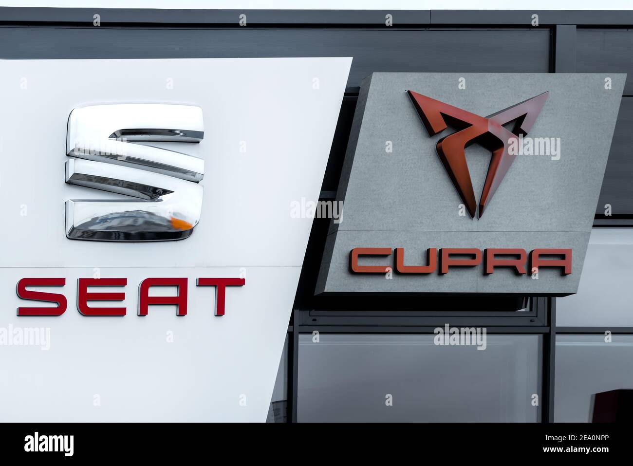Coblenza, Germania, 01.31.2021: Logo del marchio Seat e Seat CUPRA. Seat è un produttore automobilistico spagnolo che fa parte del Gruppo Volkswagen Foto Stock