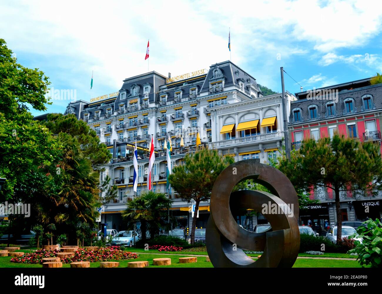Vista del Grand Hotel Suisse Majestic Montreux dietro la città Parcheggio Foto Stock