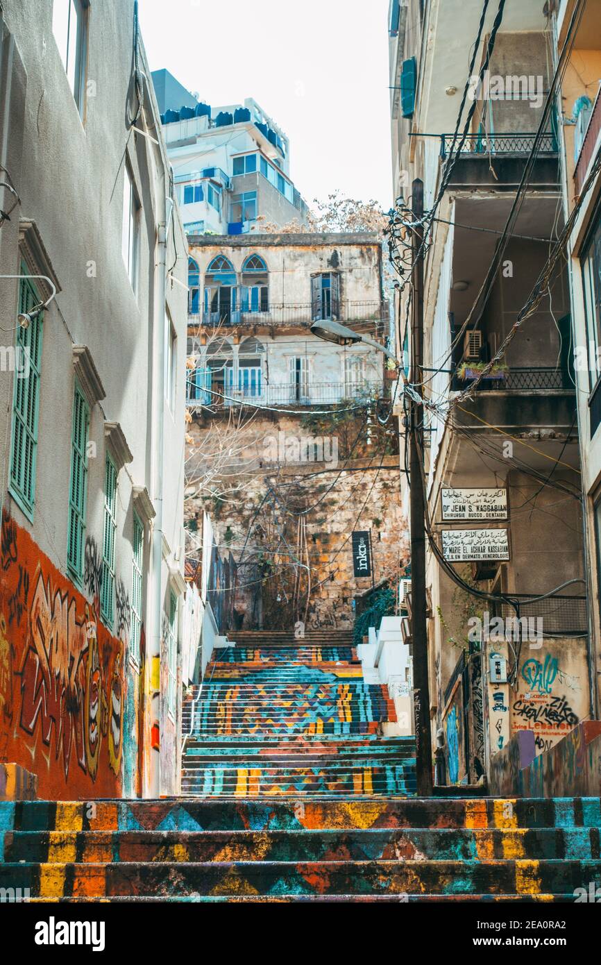 Scale colorate in un quartiere di Beirut, Libano Foto Stock
