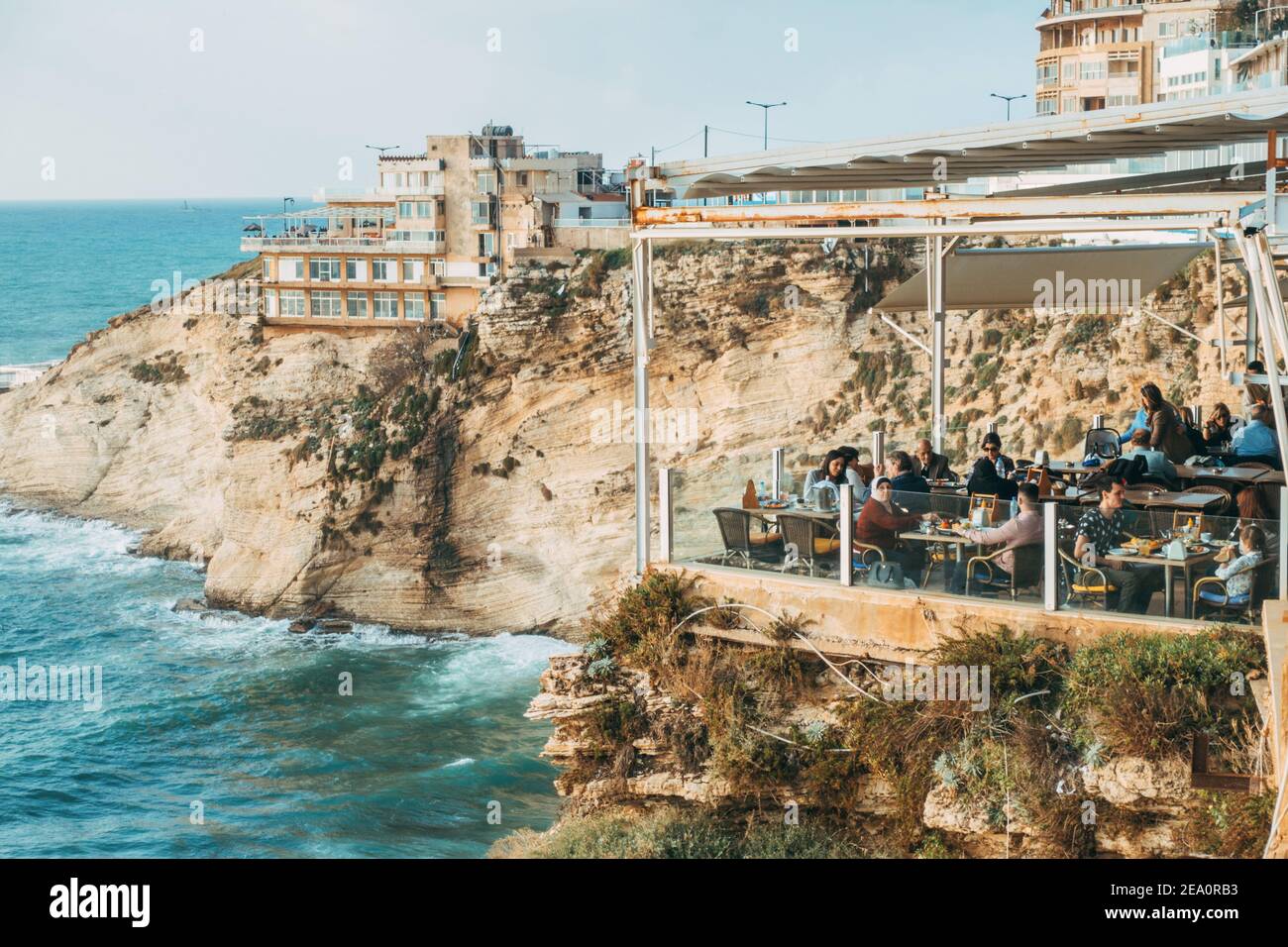 Cena al Bay Rock Cafe in cima a una scogliera vicino alle rocce Raouche a Beirut, Libano Foto Stock