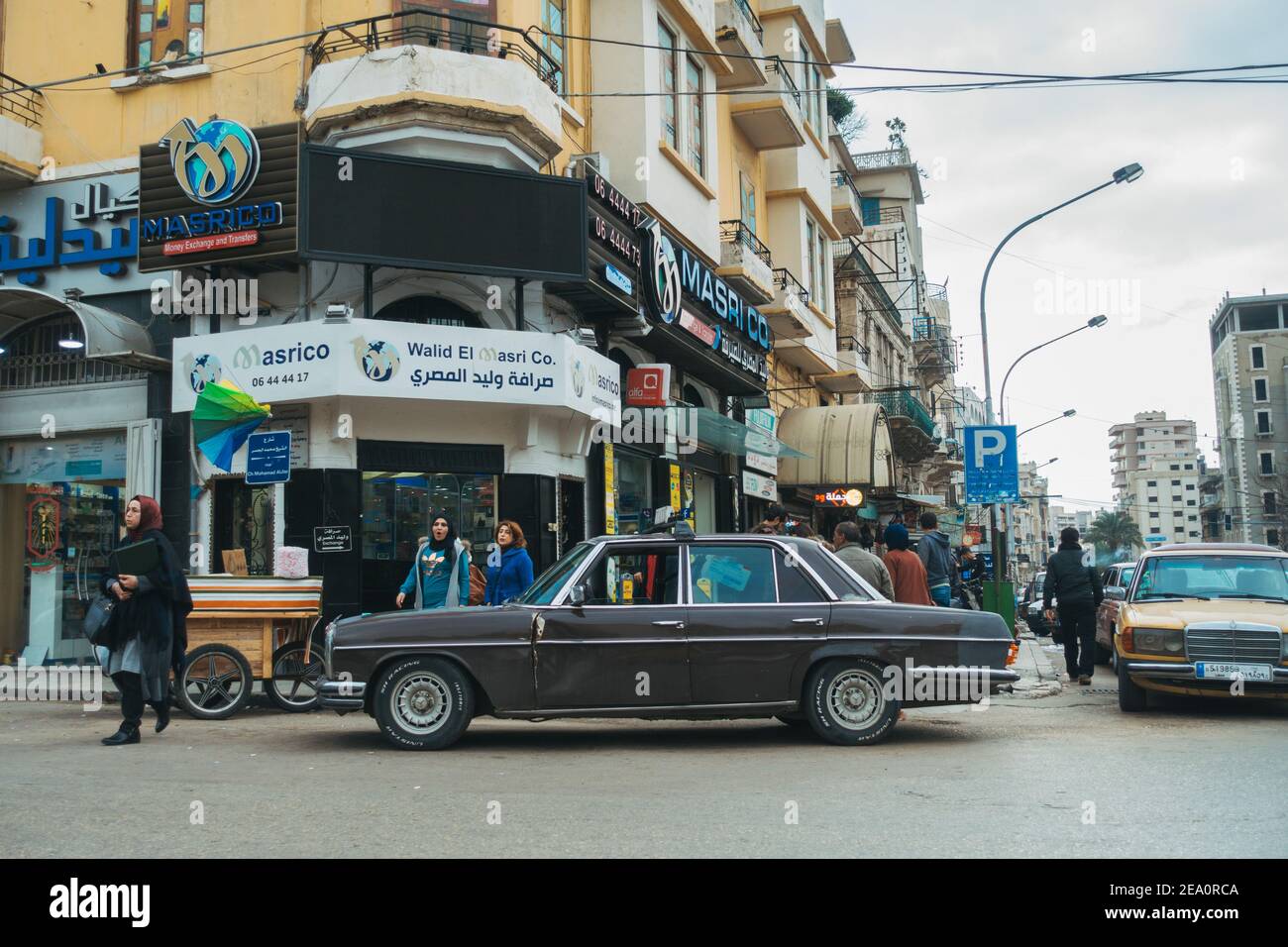 Un vecchio modello di taxi Mercedes parcheggiato nella strada della città di Tripoli, Libano Foto Stock