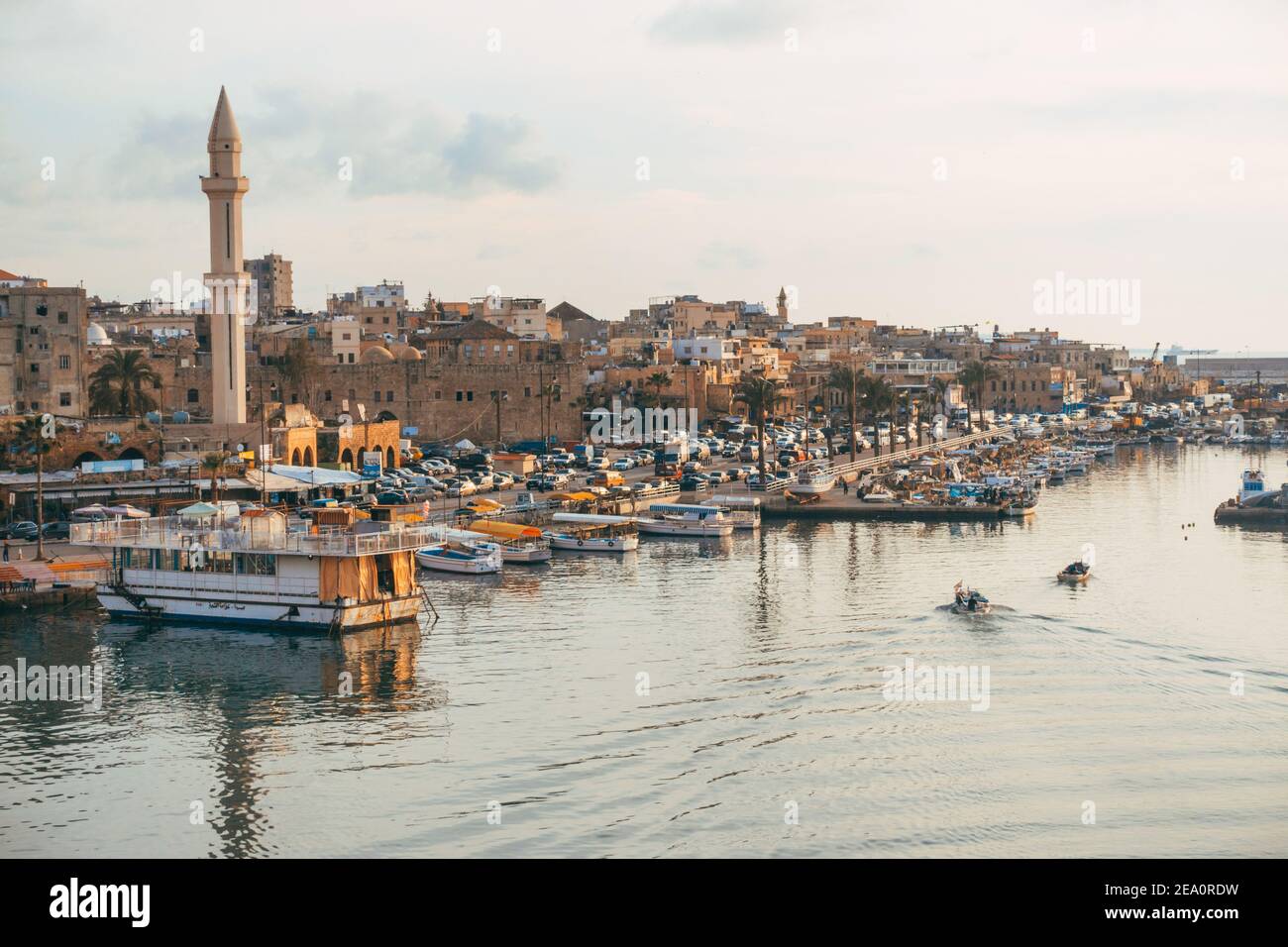 Barche ormeggiate al porto di Saida, nella città balneare di Sidon, Libano Foto Stock