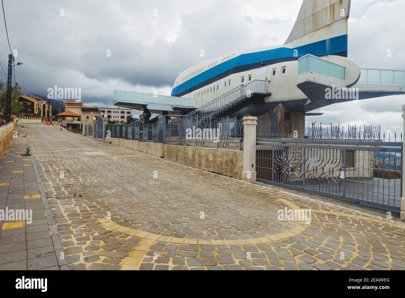 Una casa a forma di aeroplano nel villaggio di Miziara, Libano Foto Stock