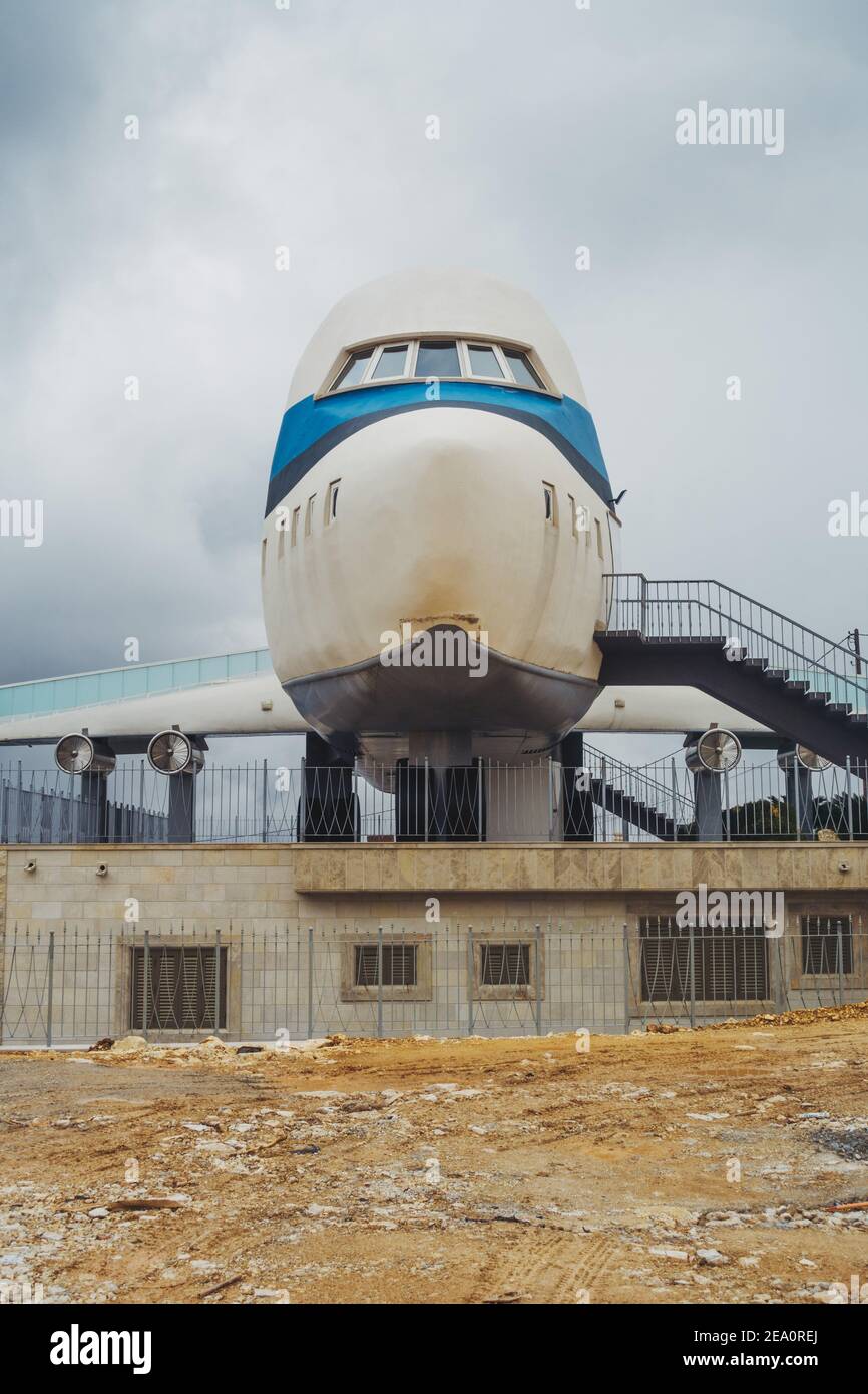 Una casa a forma di aeroplano nel villaggio di Miziara, Libano Foto Stock