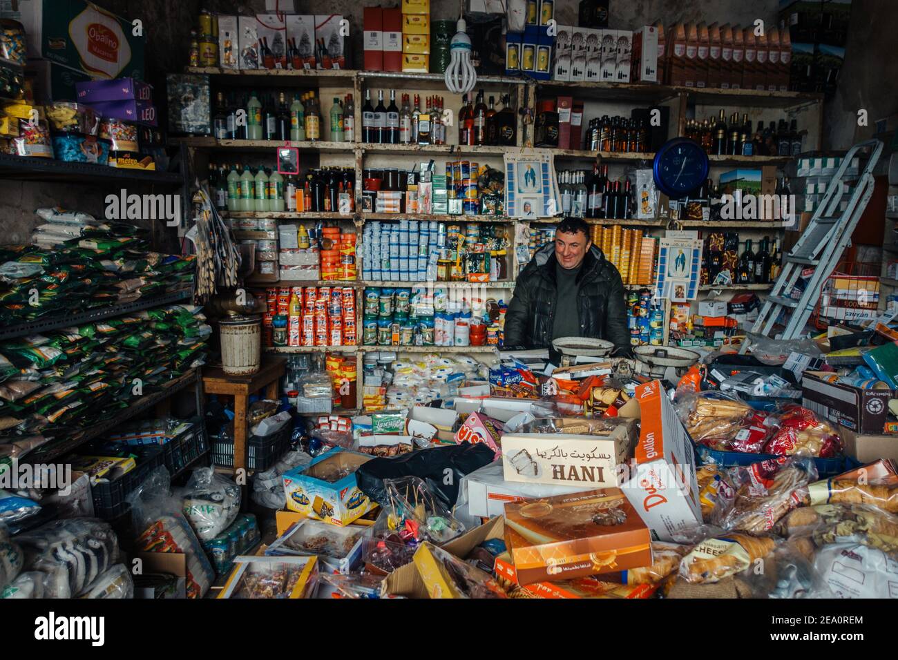 Un negoziante in un piccolo negozio di beni generici in campagna Libano Foto Stock