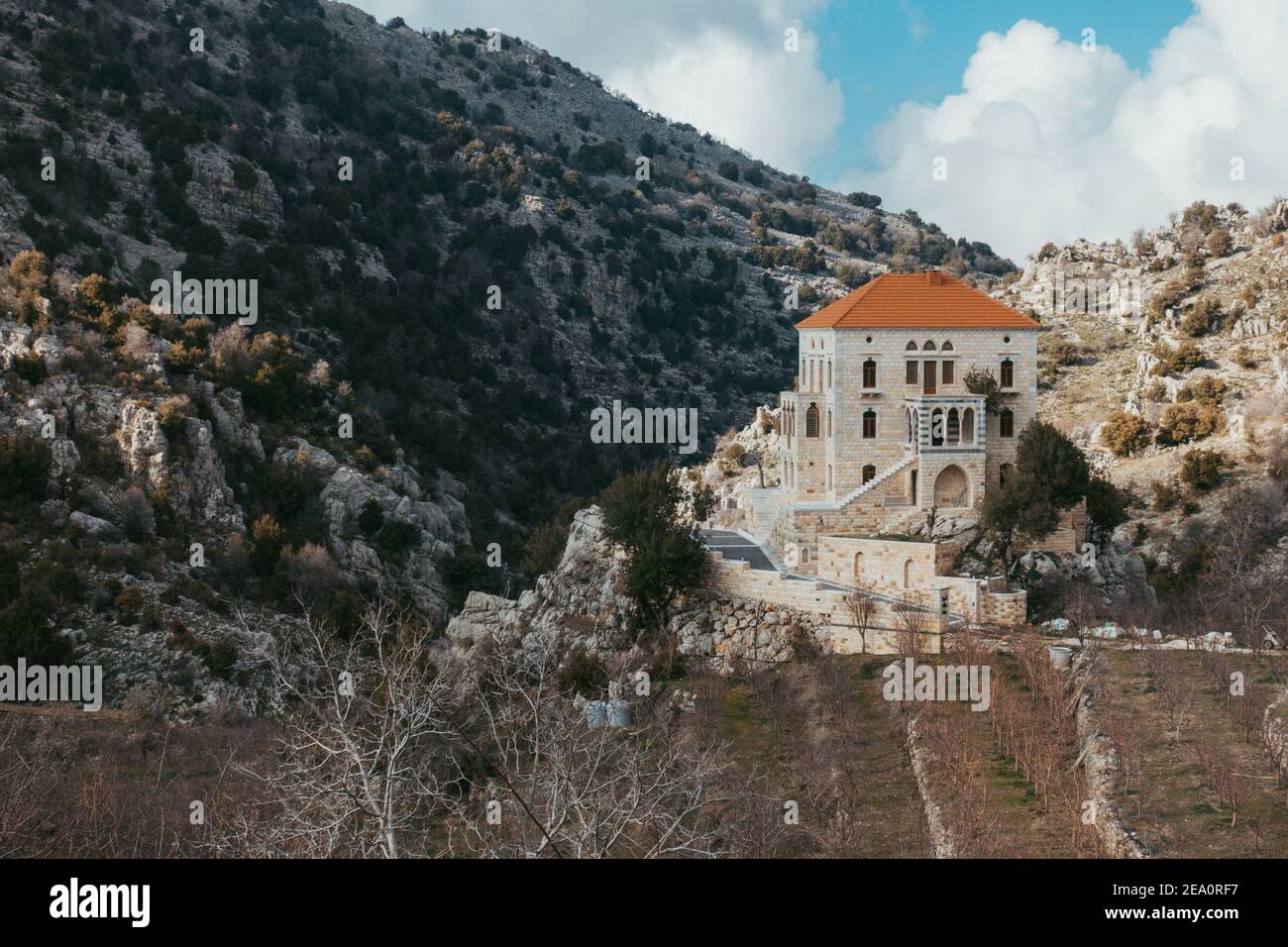 Una casa in cemento ordinata e ordinata isolata nella campagna del Libano Foto Stock