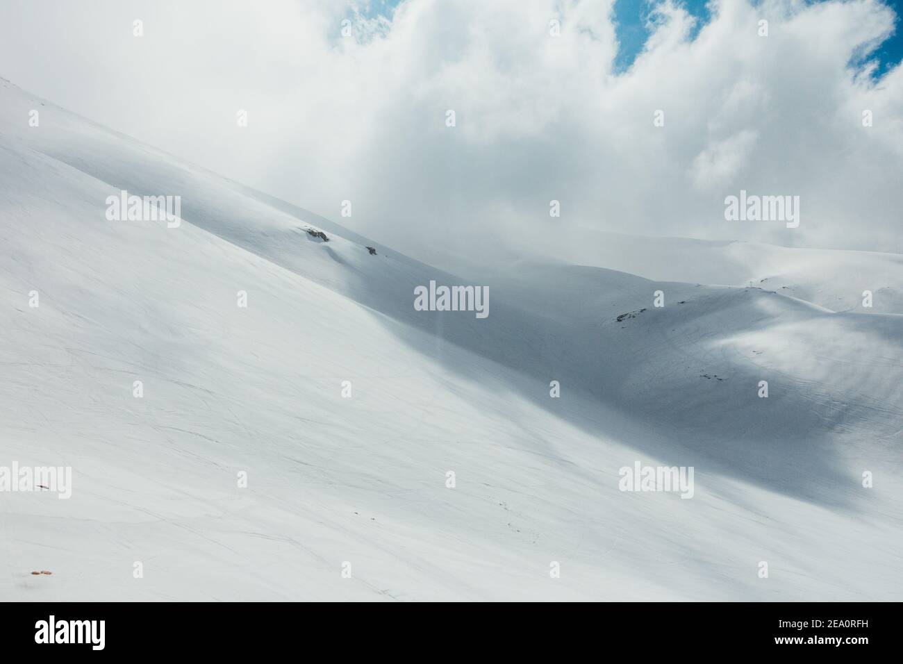 Piste vuote presso l'area sciistica di Mzaar Kfardebian in Libano, la più grande stazione sciistica del Medio Oriente Foto Stock