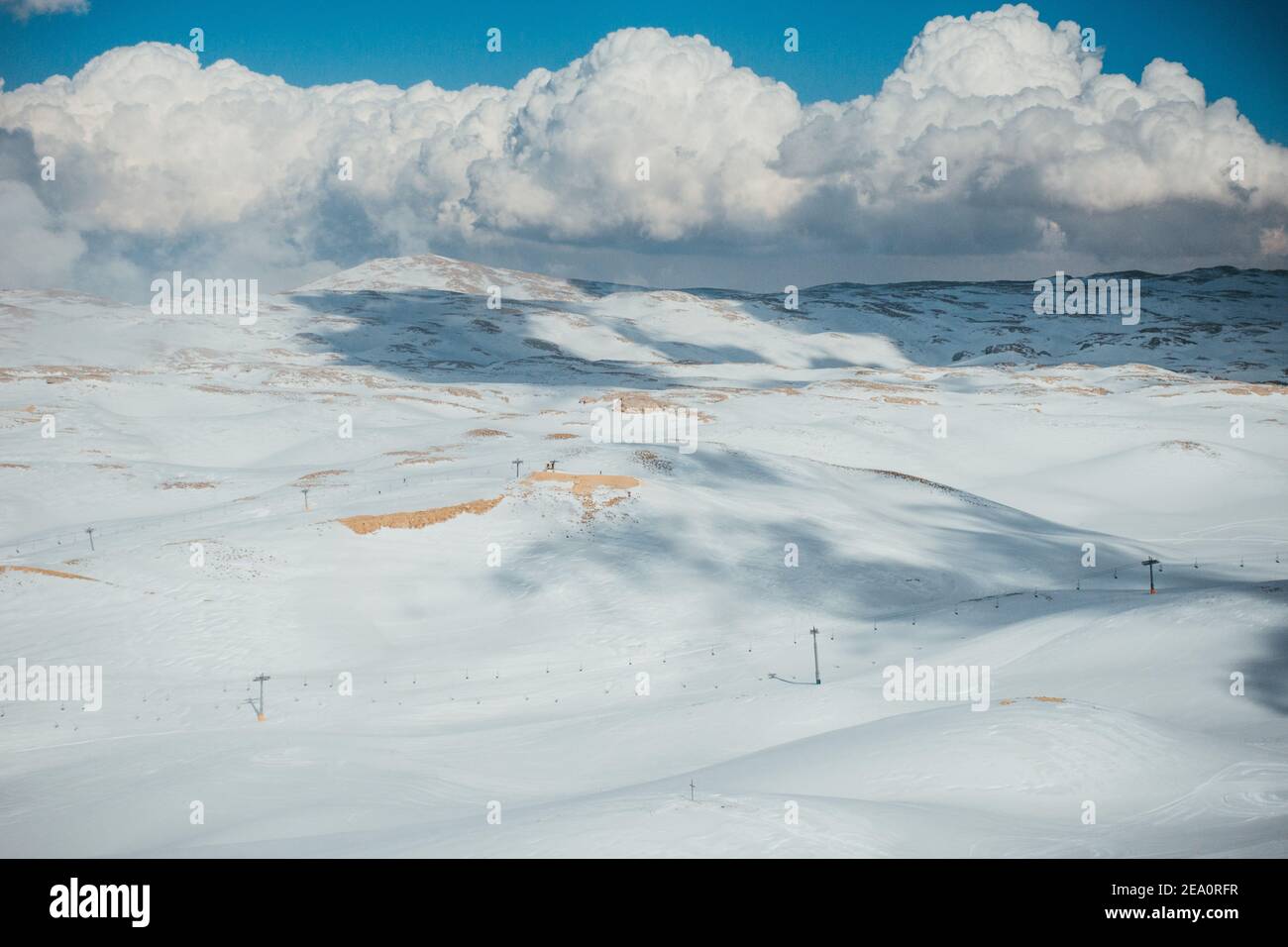 Le nuvole rotolano sopra le colline ondulate e le pendici del Mzaar Kfardebian Ski Resort in Libano Foto Stock