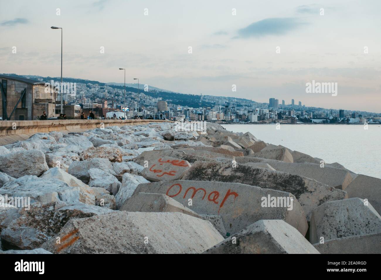 Lastre di cemento formano un muro di mare nel porto di Beirut Foto Stock